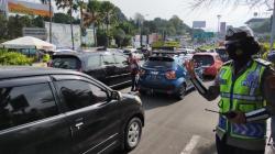 Libur Panjang Hari Kedua, Antrean Kendaraan di Jalur Puncak hingga 2 Kilometer