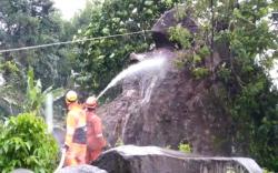 Batu Raksasa Timpa 2 Rumah Warga di Tasikmalaya, 11 Jiwa Mengungsi
