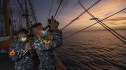 Taruna AAL Latihan Navigasi Astronomi di Atas KRI Bima Suci