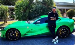 Gara-Gara Posting Perempuan Seksi di Mobil Ferrari Desainer Ini Harus Bayar Rp5,1 Miliar