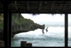 Video Viral Dua Wisatawan Nekat Melompat dari Tebing ke Laut di Pantai Ngandong 