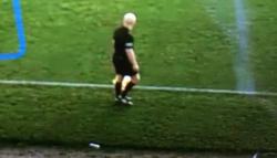 Bukan ke Bola, Robot Kamera Justru Soroti Kepala Botak Hakim Garis