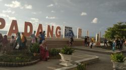 Sempat Ditutup, Pantai Air Manis Padang Kini Ramai Pengunjung