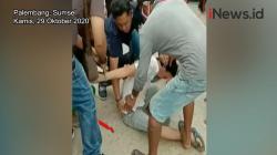 Video Seorang Pemuda Nyaris Bunuh Orang Tua Lantaran Tak Disiapkan Makan