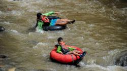 Serunya Wisata Menyusuri Sungai Cikapundung dengan Ban Karet