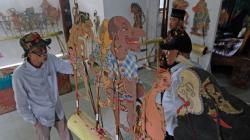 Ratusan Wayang Kulit Cirebon Dipamerkan untuk Mengenal Budaya Nusantara