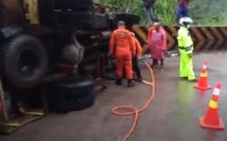 Truk Bermuatan BBM Terguling di Jalur Lintas Sumatera<