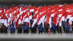 Ribuan Buruh Bawa Bendera Merah Putih Tuntut Pemerintah Cabut UU Cipta Kerja