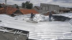 Angin Puting Beliung Rusak Atap Belasan Rumah Warga Bekasi