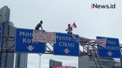 Video Pria Nekat Panjat Papan Penunjuk Arah di Jalan Jenderal Sudirman Jakarta