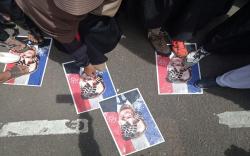 Kutuk Penghinaan Nabi Muhammad, Demonstran Injak Wajah Emmanuel Macron<