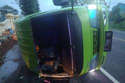 Roda Belakang Lepas, Minibus Elf Terguling di Kulonprogo <