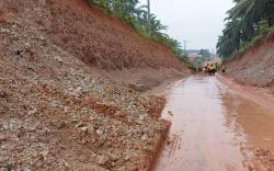 Hujan Lebat, Jalan Talang Tuo di Palembang Tertimbun Longsor