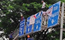 Heboh Pria Panjat Papan di Jalan Sudirman, Lalu Lintas Sempat Macet