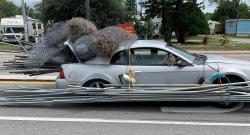 Bikin Sakit Penggemar Otomotif, Pria Ini Angkut Bahan Bangunan Pakai Mobil Sport Mustang