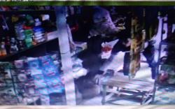 Sehari Dua Pria Prabumulih Terekam CCTV Sedang Mencuri<
