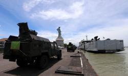 Kapal Perang Kolinlamil dan Material Tempur Pasukan TNI AD Siaga di Koarmada II Surabaya