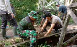 Jembatan Gantung di Perbatasan RI-Malaysia Rusak, TNI-Polri Turun Tangan Perbaiki<