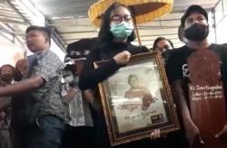 Video Ki Seno Nugroho Dimakamkan Satu Liang Lahat dengan sang Ayah