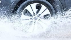 Mobil Tiba-Tiba Tak Bisa Dikendalikan saat Hujan Bukan karena Mahkluk Gaib, Kenali Hydroplaning