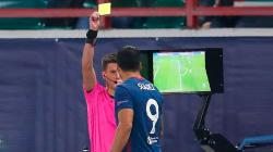 Usil, Luis Suarez Dapat Kartu Kuning Gara-Gara Intip Layar VAR