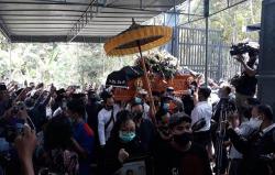   Ribuan Pelayat Lepas Almarhum Ki Seno Nugroho ke Peristirahatan Terakhir