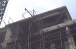 Video Lift Jatuh di Proyek Pembangunan Showroom Surabaya, 6 Pekerja Patah Tulang