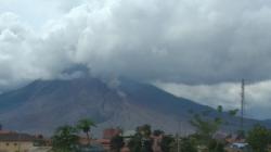Gunung Sinabung di Kabupaten Karo Kembali Luncurkan Guguran Awan Panas