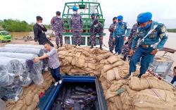 Lanal Palembang Tangkap Kapal Penyelundup Tekstil di Jambi