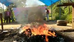 Warga Konawe Blokade Jalur Trans Sulawesi Protes Jalan Rusak, Lalu Lintas Lumpuh