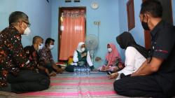 Menaker Ida Fauziyah Kunjungi Rumah Buruh Penerima BSU di Sidoarjo