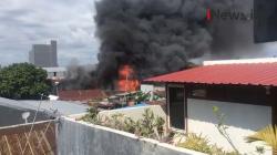 Video 9 Rumah di Makassar Ludes Terbakar, Warga Panik Malah Berkelahi