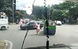 Video Badut di Bogor Bantu Buka Jalan Mobil Damkar, Viral di Medsos