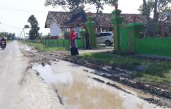 Jalan Jadi Ambles dan Becek, Pemasangan Pipa Pertamina Dikeluhkan Warga   <