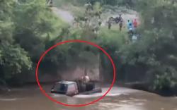 Hendak Berburu Babi, Mobil Pikap Bermuatan 5 Ekor Anjing Terseret Arus Sungai