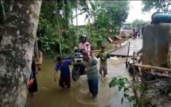 Warga Lebak Panggul Motor Seberangi Sungai Gegara Jembatan Tak Kunjung Jadi