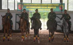 Siswa Dikcabpakav Taruna Akmil 2020 Terima Brevet Mahir Menunggang Kuda Militer