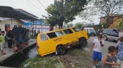 Sopir Salah Injak Pedal, Mobil Brio Tabrak Angkot  di Medan hingga Penumpang Kritis