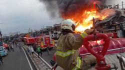 Video Detik-Detik Sejumlah Rumah Semi Pemanen di Jakpus Ludes Terbakar