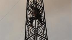 Kucing Terjebat di Puncak Tower Musala, Warga Ramai-Ramai Bantu Evakuasi<