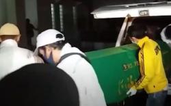 Tiba di Rumah Duka, Jenazah Gatot Brajamusti Disambut Haru