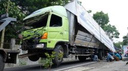 Kecelakaan Truk Bermuatan Susu Kemasan akibat Rem Blong di Wonosobo 