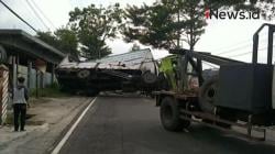 Video Truk Kontainer Terguling di Jalan Purwokerto-Semarang, Sopir Terluka