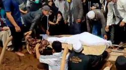 Isak Tangis Keluarga Iringi Pemakaman Aa Gatot di Sukabumi<