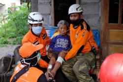 Antisipasi Abu Vulkanik,  Pengungsi Merapi Harus Pakai Masker Kesehatan