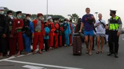 Tertutup Massa Habib Rizieq, WNA Penumpang Pesawat Jalan Kaki Menuju Bandara