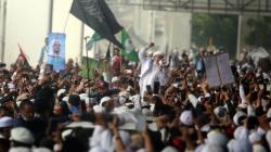 Penampakan Habib Rizieq Tiba di Indonesia Disambut Ribuan Pendukung