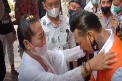 Video Jerinx Cium Kaki Ibu Minta Doa Sebelum Sidang