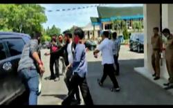 Tersangka Pengancaman, Oknum Aktivis Ditangkap saat Keluar dari Ruangan Bupati Lahat<