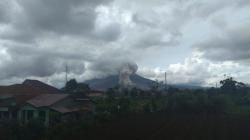 Gunung Sinabung Luncurkan Guguran Awan Panas Sejauh 1,5 Km<